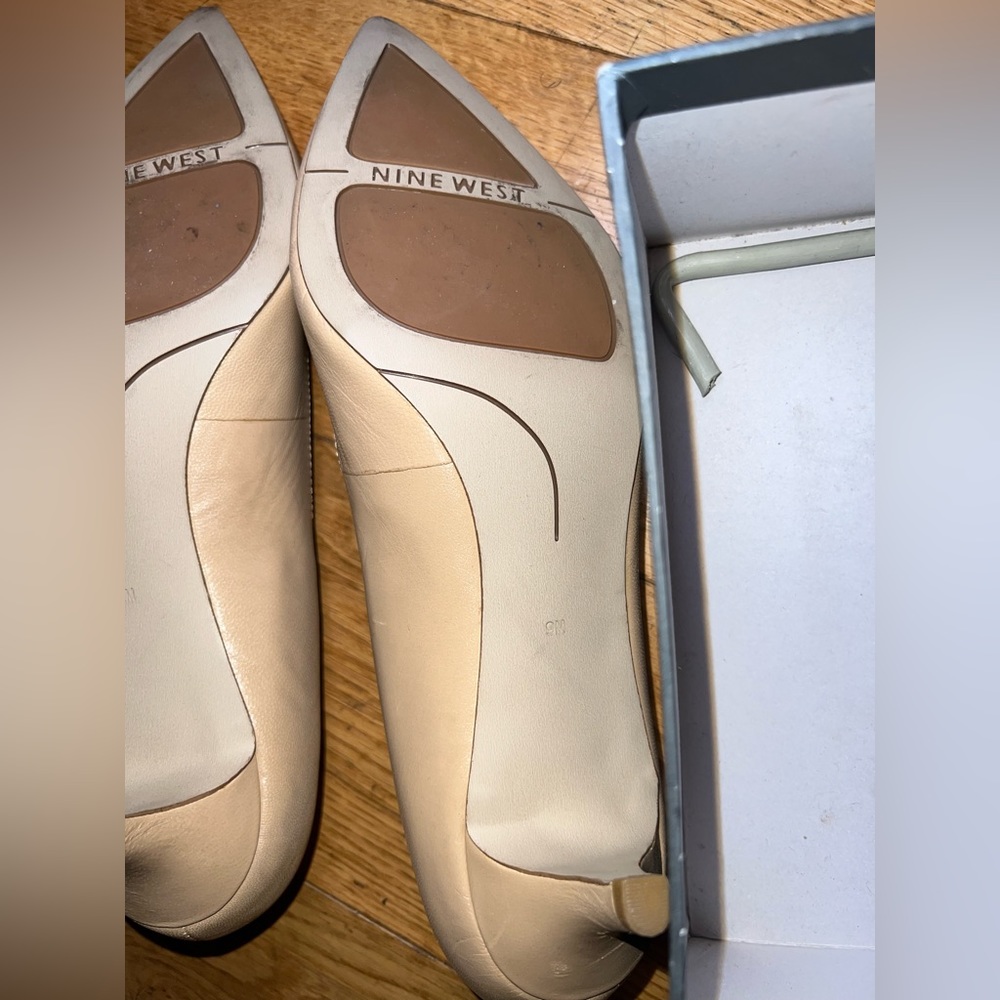 Nine West Leather Kitten heel  pump, genuine leather size 9